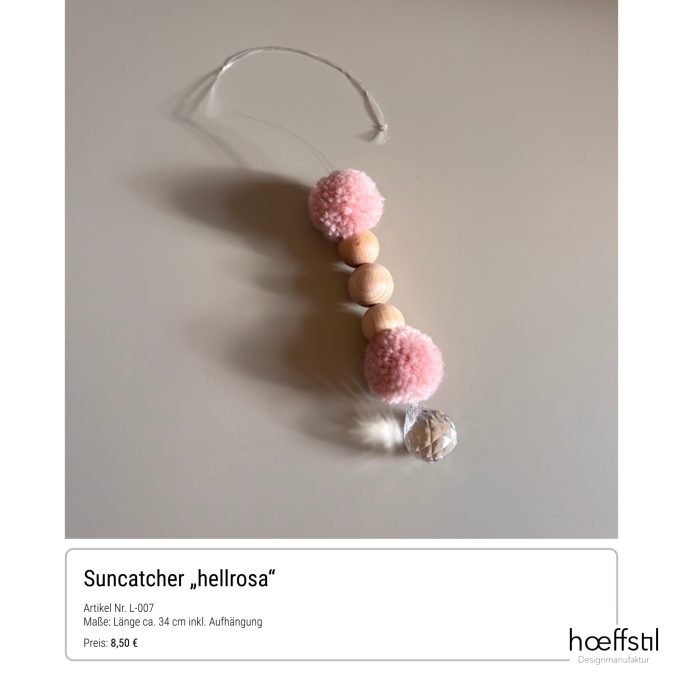 Bunter Suncatcher mit Pompons und Holzperlen, handgefertigt im modernen Design.