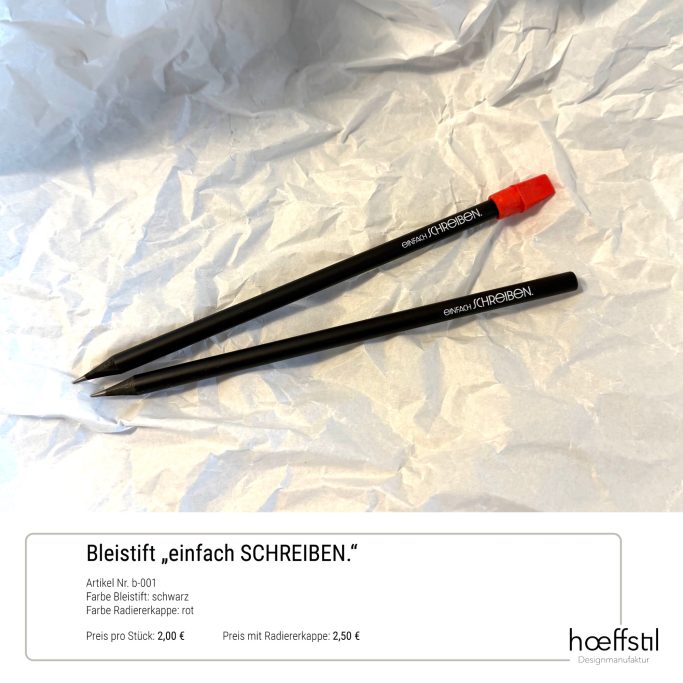 Zwei Bleistifte, einer mit roter Kappe, auf zerknülltem, hellem Papier.