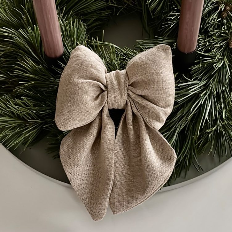 Zwei Karten auf Holzunterlage, eine lila und eine graue Karte.