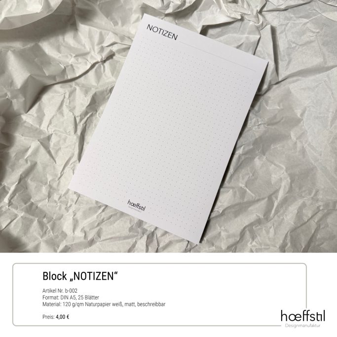 Ein leerer, weißer Block auf crumpligem Papier, beschriftet mit „Notizen“ und Herstellerinfo.