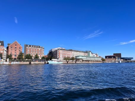 Hafenansicht mit historischen Gebäuden und klarem blauen Himmel.
