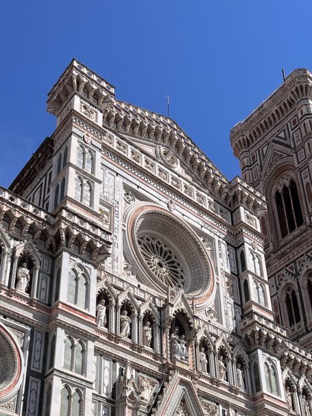 Detailreiche Fassade der Kathedrale von Florenz mit kunstvollen Verzierungen.
