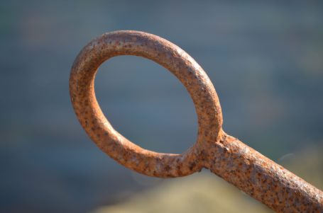 Rostiger Metallring mit unscharfem Hintergrund.