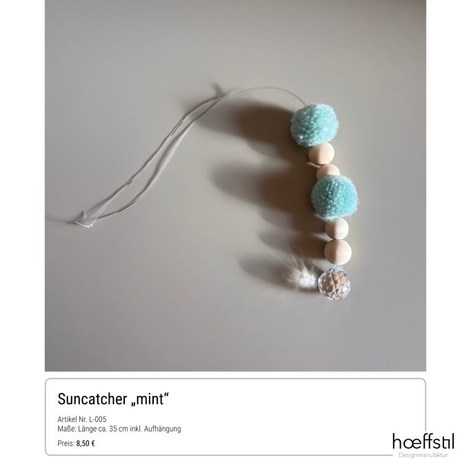 Bunte Suncatcher-Hängedekoration mit mintfarbenen und holzfarbenen Perlen.