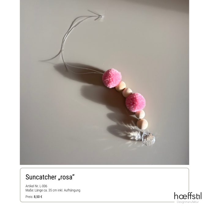Suncatcher mit rosa und Holzperlen sowie einem klaren Kristallanhänger.