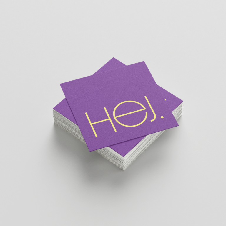 Zwei Karten auf Holzunterlage, eine lila und eine graue Karte.