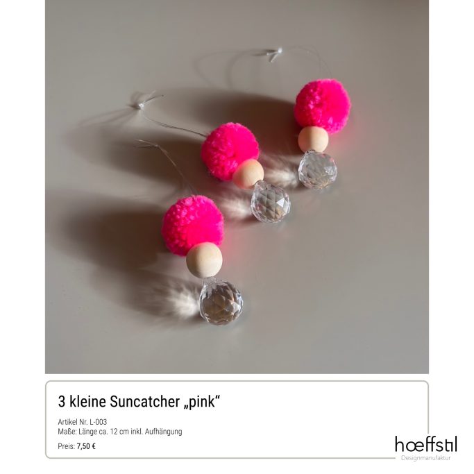 Drei kleine Suncatcher in Pink und transparenten Kristallen.